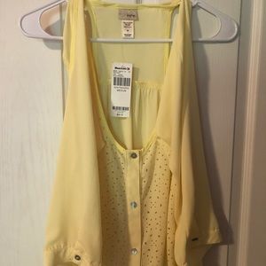 BNWT- cut out shoulder, button up daytrip blouse.